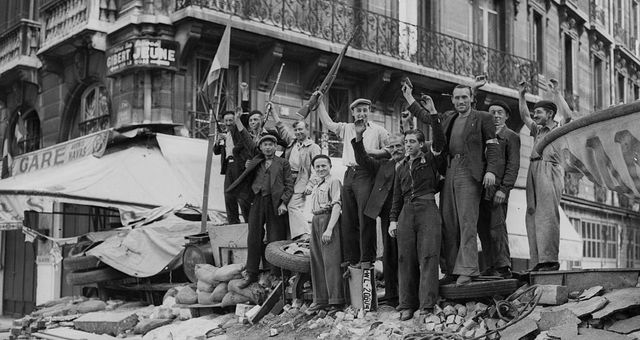 Résistants sur une barricade à Paris en août 1944